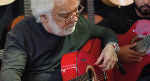 NICOLAS REYES ( GIPSY KINGS ) DÉCOUVRE SA GUITARE MANUEL RODRIGUEZ MODÈLE GK SIGNATURE