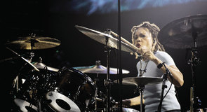 CINDY BLACKMAN, ARTISTE GRETSCH DRUMS, EN CONCERT AVEC CARLOS SANTANA DANS LES ARÈNES DE NÎMES.