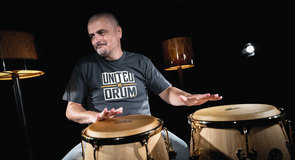 STÉPHANE GRONDIN, ARTISTE LATIN PERCUSSION, MUSICIEN-PASSEUR, GARDIEN DES RYTHMES ET DES HISTOIRES DE L’ÎLE DE LA RÉUNION.