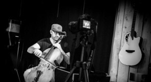 JEFF ASSY, ARTISTE ÉTUIS GEWA ET CORDES LARSEN, LIVE SESSION & INTERVIEW