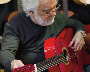 NICOLAS REYES ( GIPSY KINGS ) DÉCOUVRE SA GUITARE MANUEL RODRIGUEZ MODÈLE GK SIGNATURE