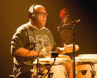 ORLANDO POLEO, ARTISTE LATIN PERCUSSION, EN CONCERT AVEC YURI BUENAVENTURA À LA PALOMA DE NÎMES
