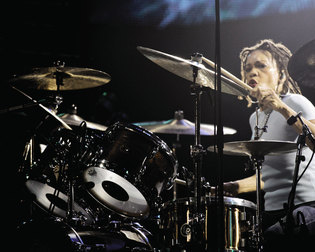 CINDY BLACKMAN, ARTISTE GRETSCH DRUMS, EN CONCERT AVEC CARLOS SANTANA DANS LES ARÈNES DE NÎMES.