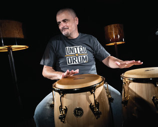 STÉPHANE GRONDIN, ARTISTE LATIN PERCUSSION, MUSICIEN-PASSEUR, GARDIEN DES RYTHMES ET DES HISTOIRES DE L’ÎLE DE LA RÉUNION.