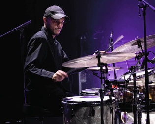 TAO EHRLICH, ARTISTE GRETSCH DRUMS, EN CONCERT AVEC CHARLES PASI, À L'USINE D'ISTRES