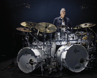 FRED DIEGO ALFONSI, ARTISTE GRETSCH DRUMS ET GIBRALTAR HARDWARE, EN TOURNÉE SUR LE MÉGA SPECTACLE « GÉNÉRATION CÉLINE ».